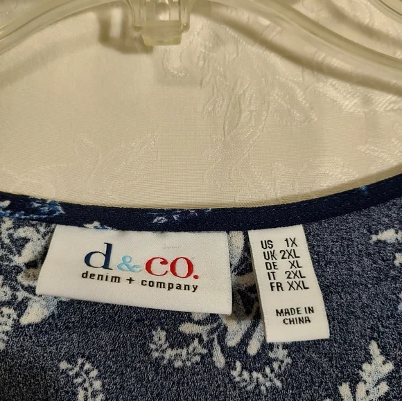 D & Co blue with botanical design top women's 1X #296 - Picture 2 of 3